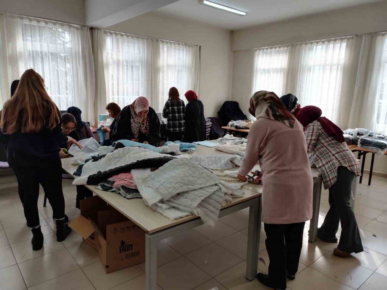 Depremzedeler için örüyorlar