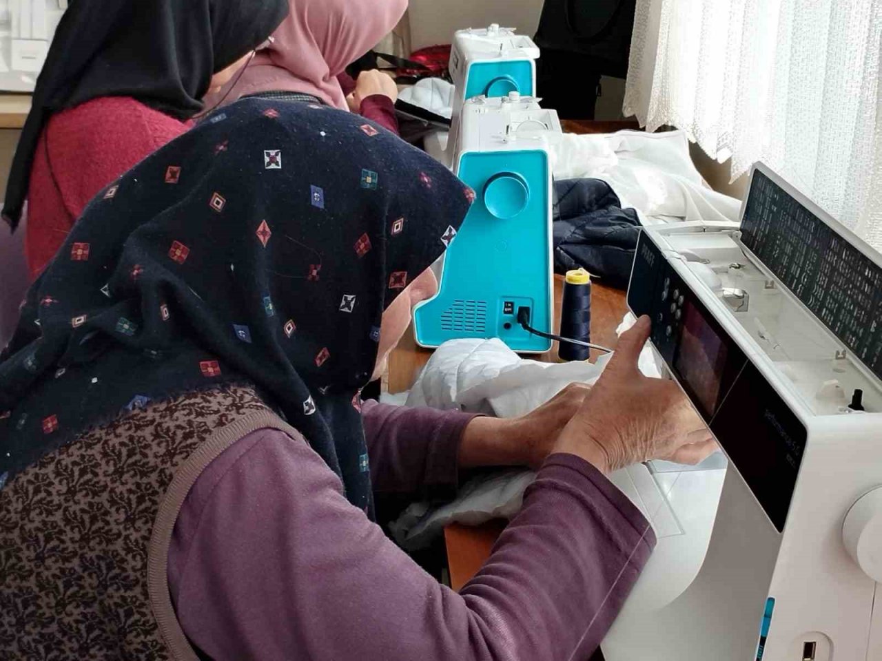 Depremzedeler için örüyorlar