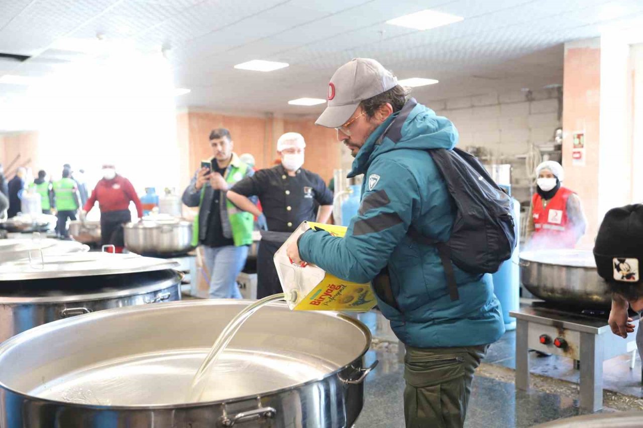 Gönüllü şefler milyonlarca kap yemek yaptı