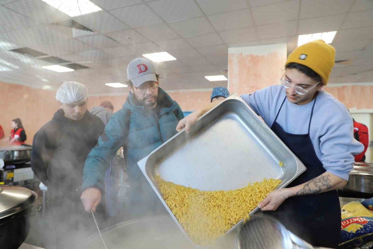 Gönüllü şefler milyonlarca kap yemek yaptı