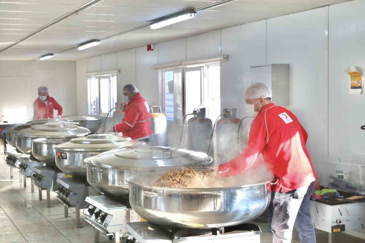 Gönüllü şefler milyonlarca kap yemek yaptı