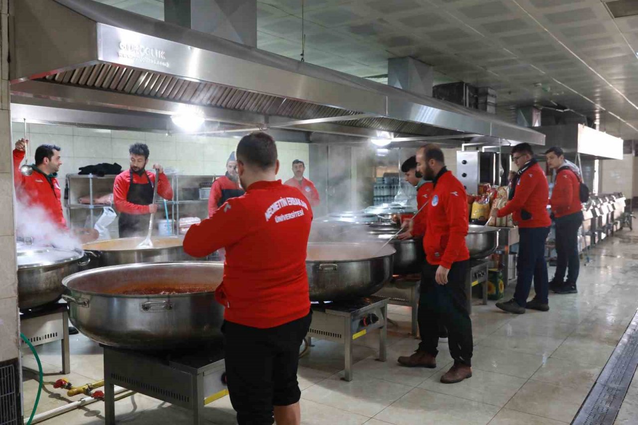 Gönüllü şefler milyonlarca kap yemek yaptı