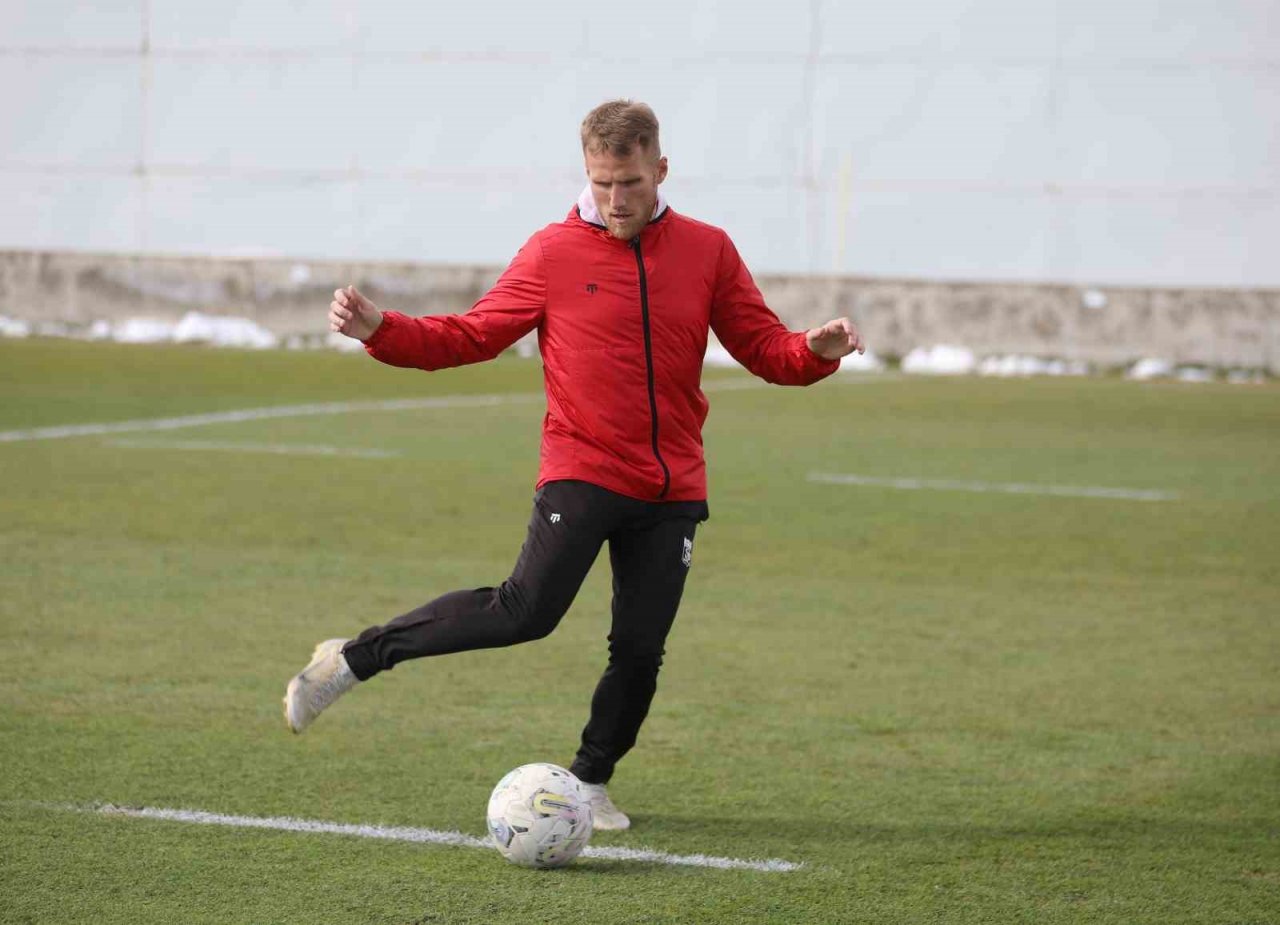 Sivassporlu Samu Saiz, depremzedelere 550 bin TL bağışladı