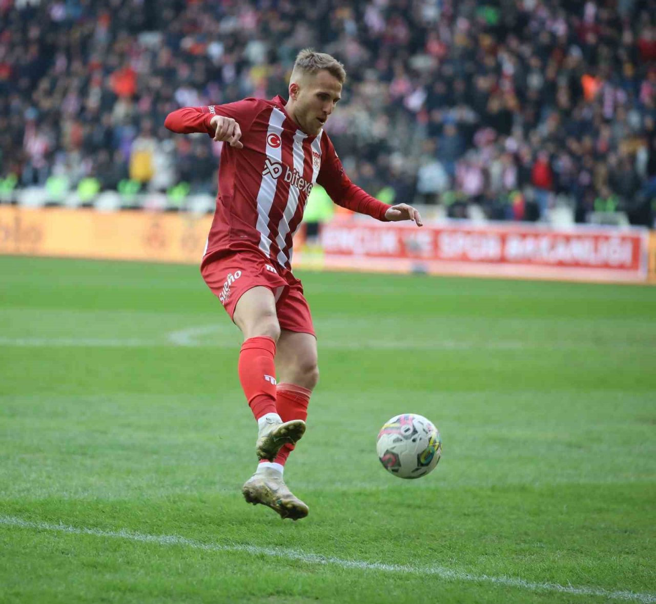 Sivassporlu Samu Saiz, depremzedelere 550 bin TL bağışladı