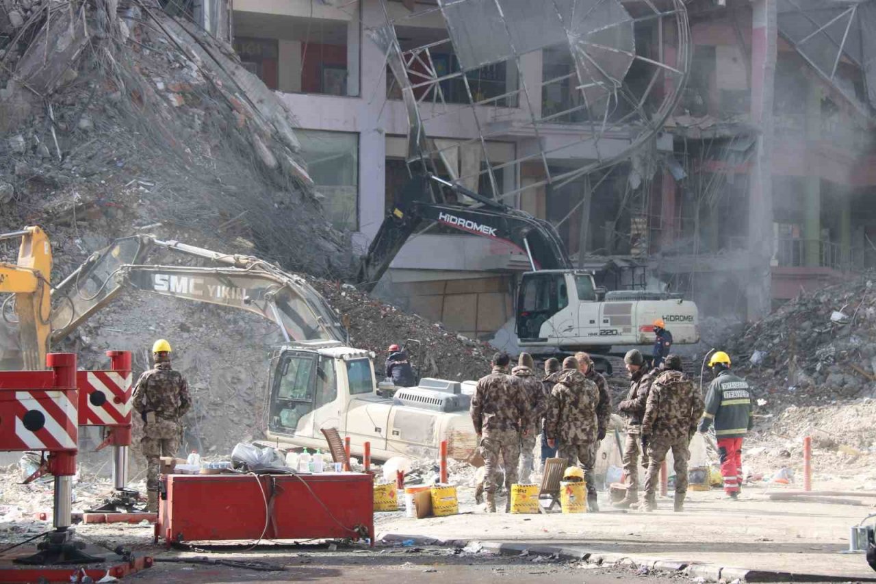 Diyarbakır’da 3 enkazda çalışmalar sürüyor