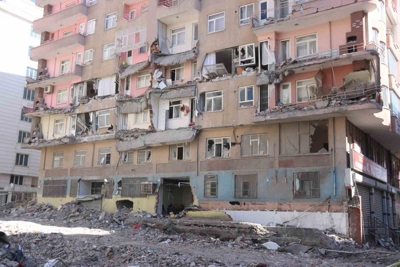 Diyarbakır’da 3 enkazda çalışmalar sürüyor