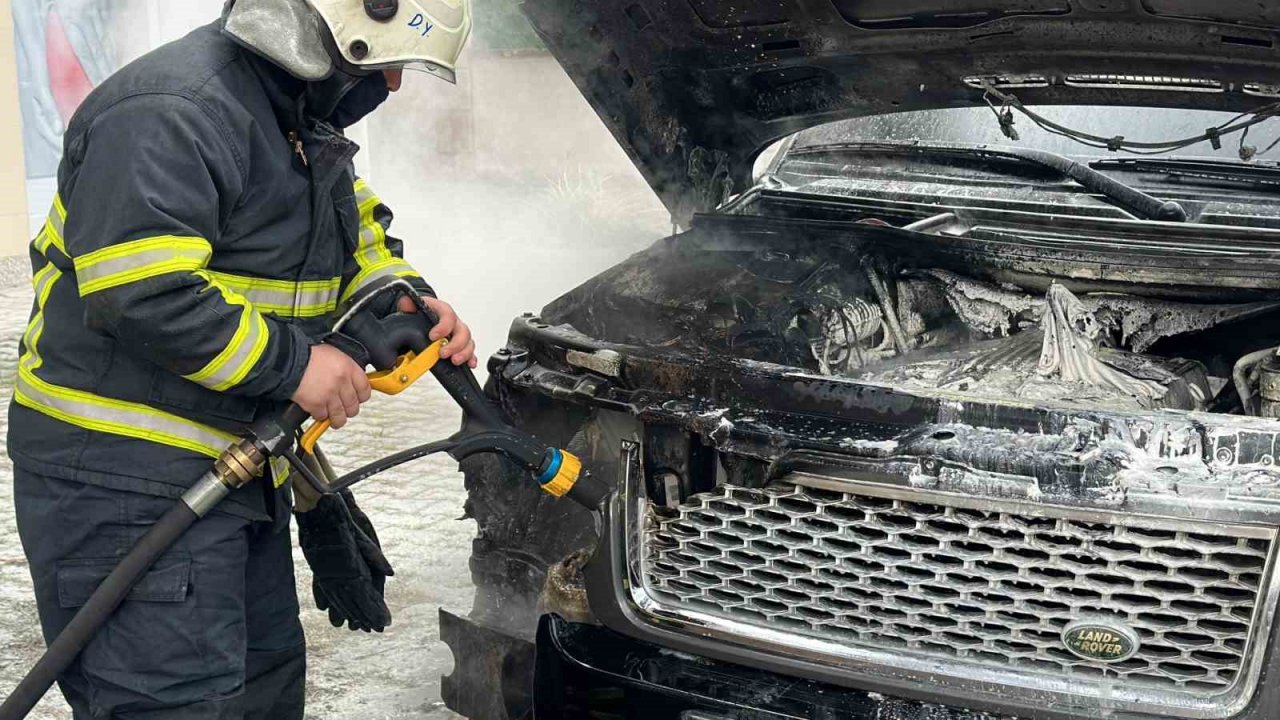 Park halindeki lüks cipte yangın çıktı