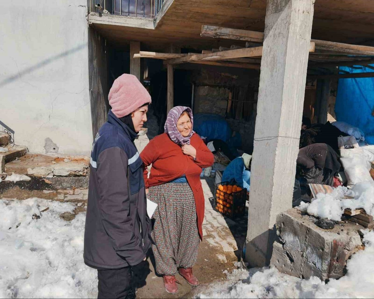 Enkazda ayakları sıkışan büyükbaş hayvan kurtarıldı