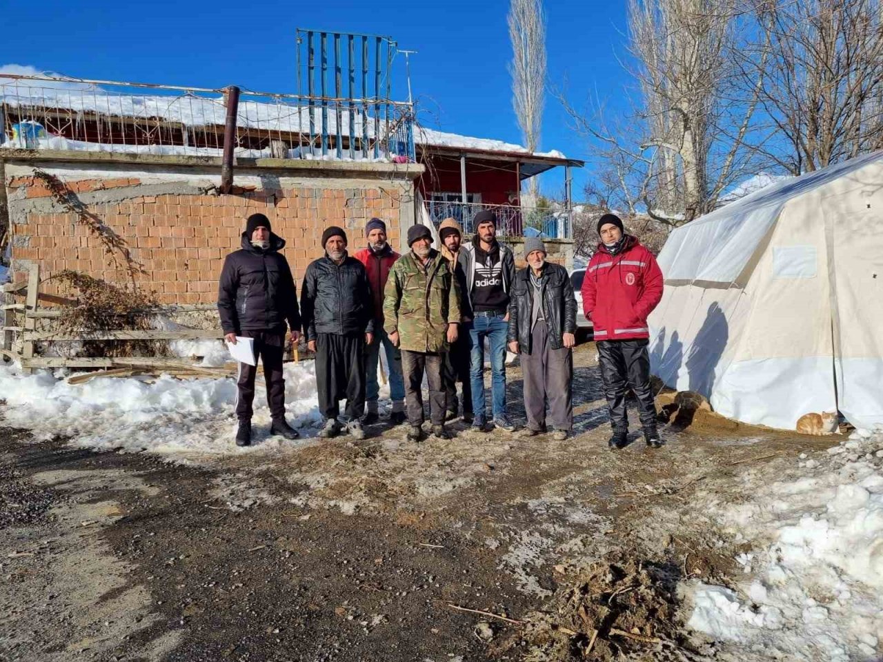 Enkazda ayakları sıkışan büyükbaş hayvan kurtarıldı