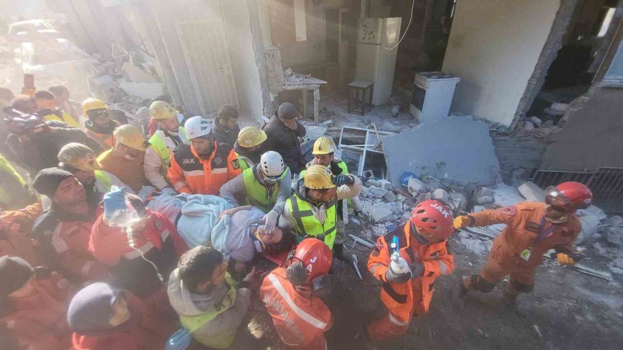 Hatay’da 228. saatte 2 kişi sağ kurtarıldı