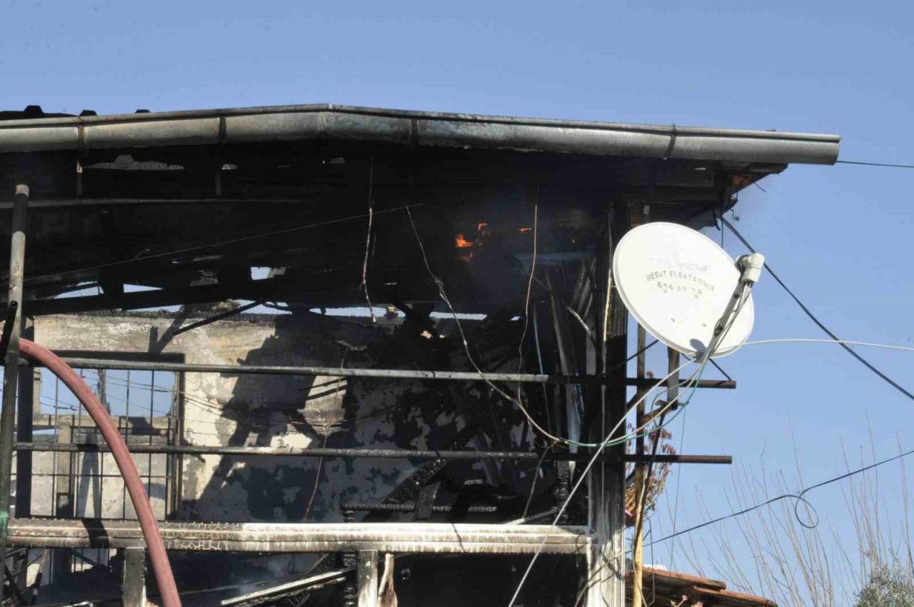 Elektrik tellerinden çıkan yangında ev kullanılamaz hale geldi