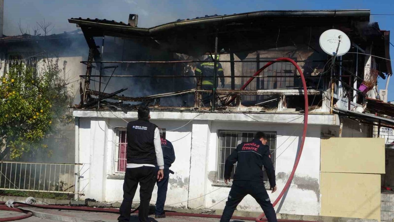 Elektrik tellerinden çıkan yangında ev kullanılamaz hale geldi