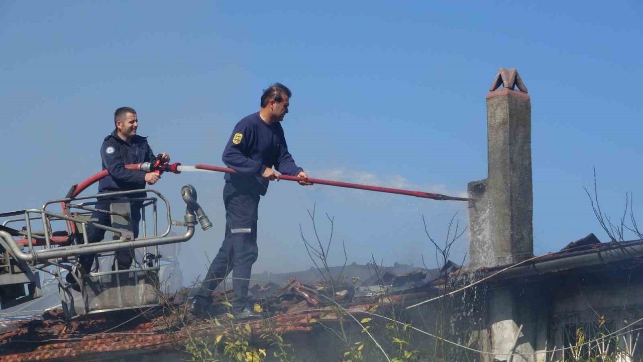 Elektrik tellerinden çıkan yangında ev kullanılamaz hale geldi
