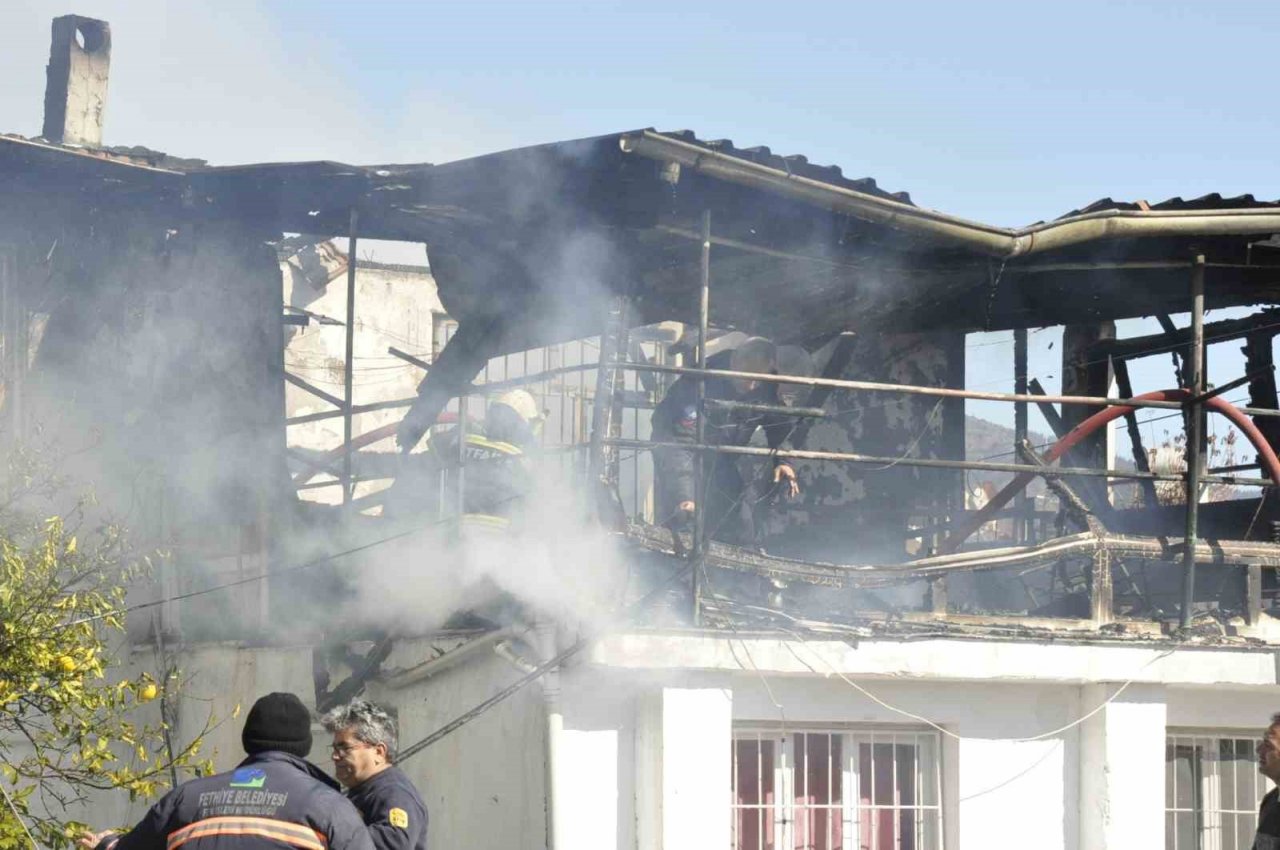 Elektrik tellerinden çıkan yangında ev kullanılamaz hale geldi