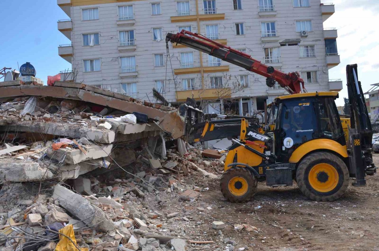 Şırnak Valisi Bilgin, Nurdağı’nda deprem sonrası değerlendirmelerde bulundu