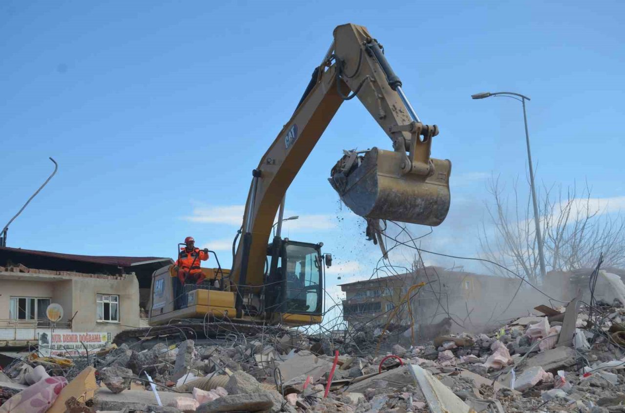 Şırnak Valisi Bilgin, Nurdağı’nda deprem sonrası değerlendirmelerde bulundu