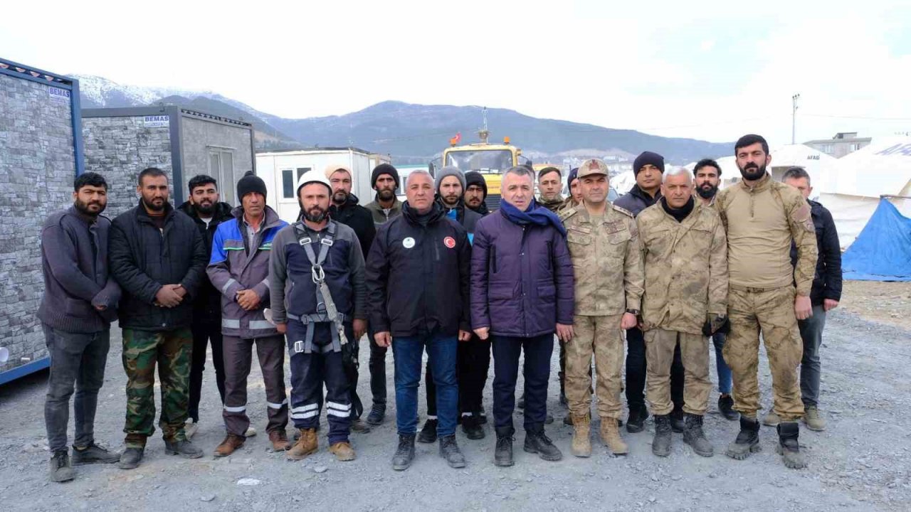 Şırnak Valisi Bilgin, Nurdağı’nda deprem sonrası değerlendirmelerde bulundu