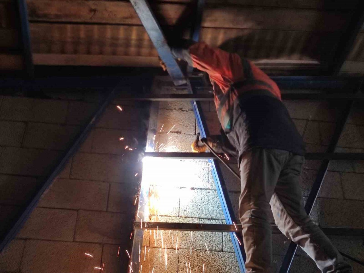 Göle’de dondurucu soğuklar hüküm sürüyor, kapı kilitleri bile buz tuttu