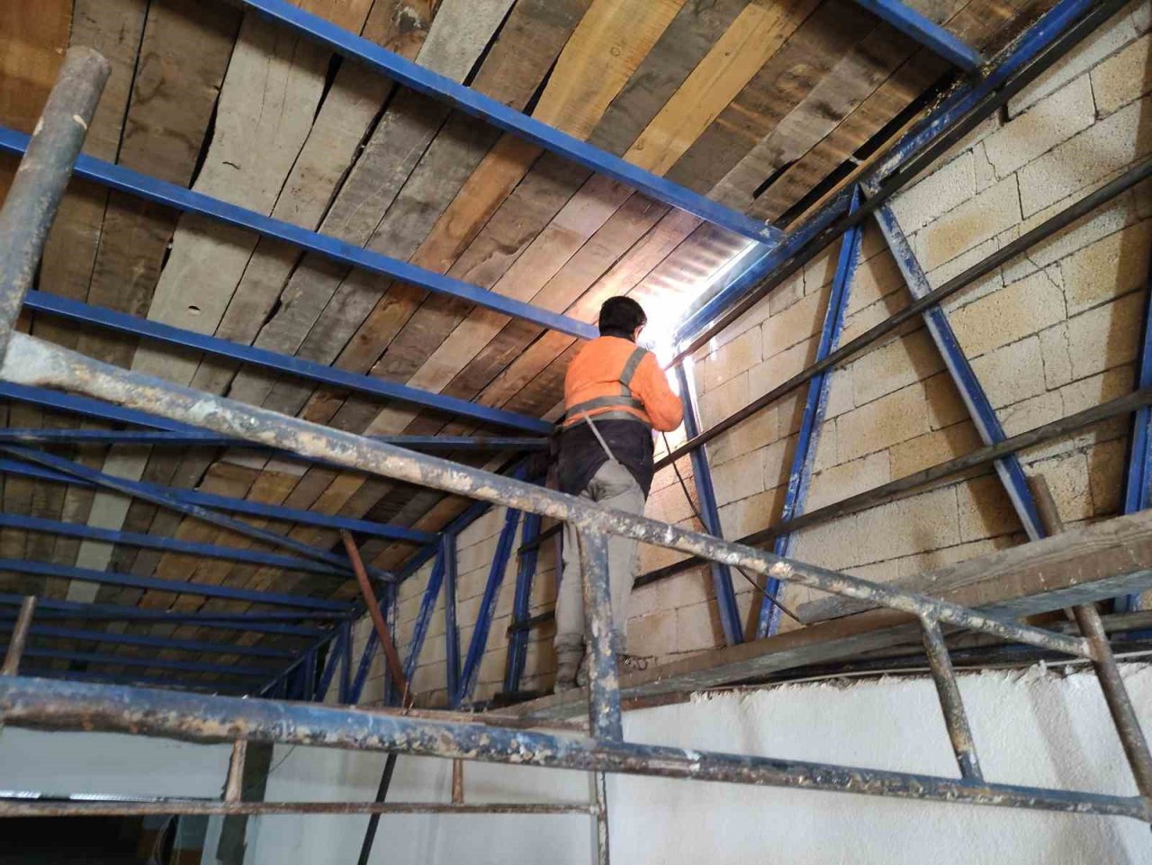 Göle’de dondurucu soğuklar hüküm sürüyor, kapı kilitleri bile buz tuttu