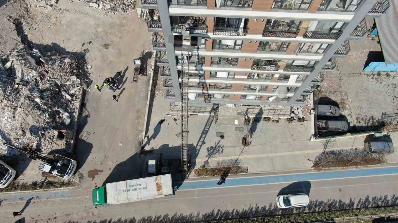 Hasarlı binalardan tehlikeli eşya tahliyesi