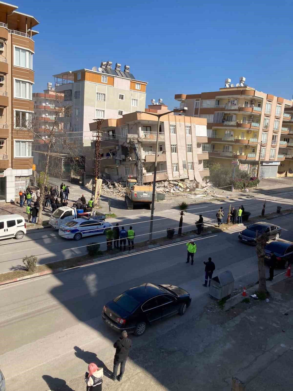 Dörtyol ve Payas’ta enkaz kaldırma ve hasarlı bina yıkım çalışması başlatıldı