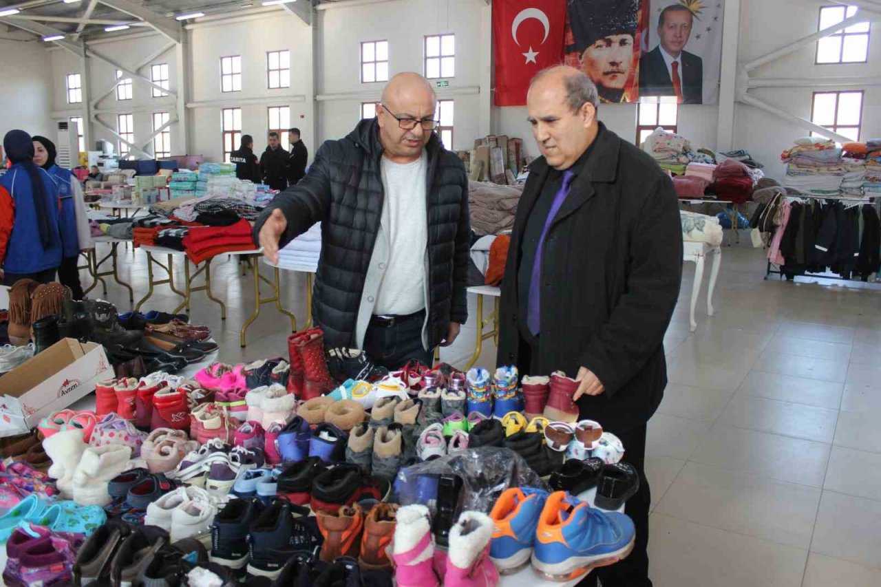 Osmaneli’de depremzedeler için sosyal market hizmete girdi