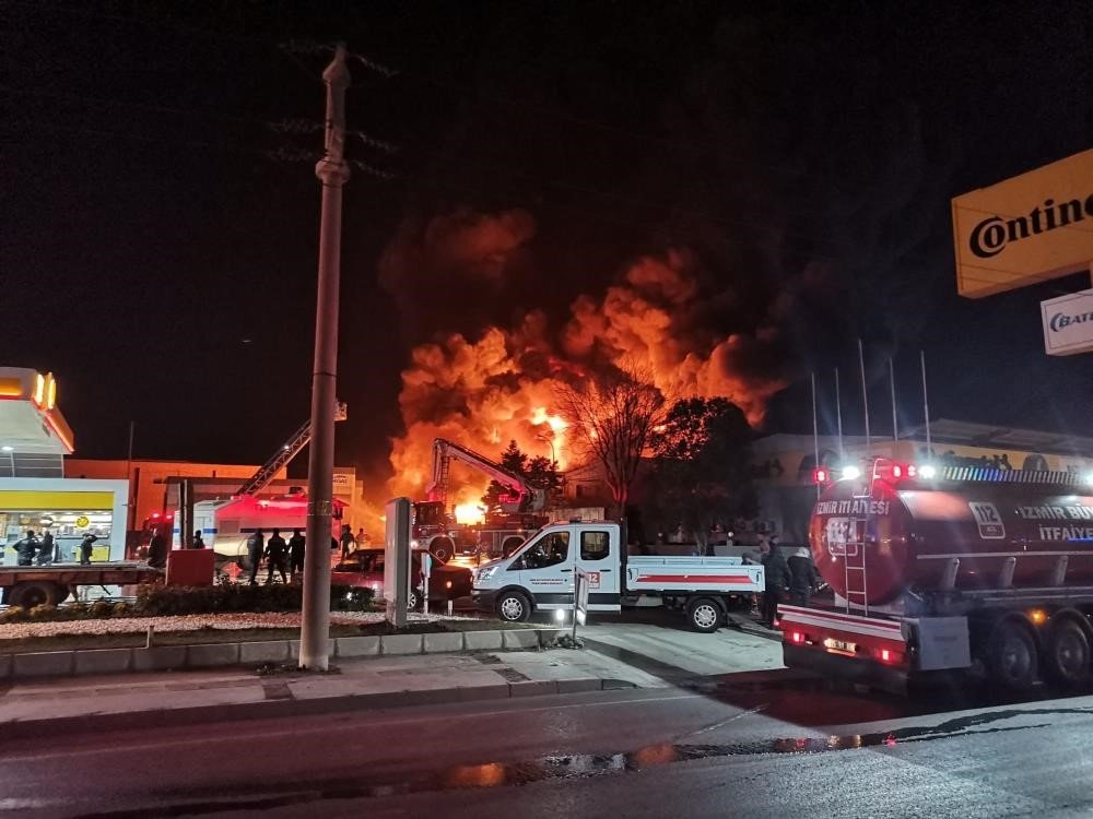 İzmir’de lastik bayisinde çıkan yangın söndürüldü