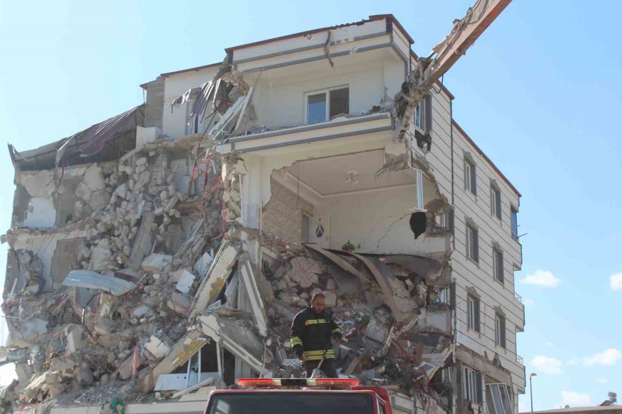 İslahiye’de ağır hasarlı binaların yıkımına başlandı
