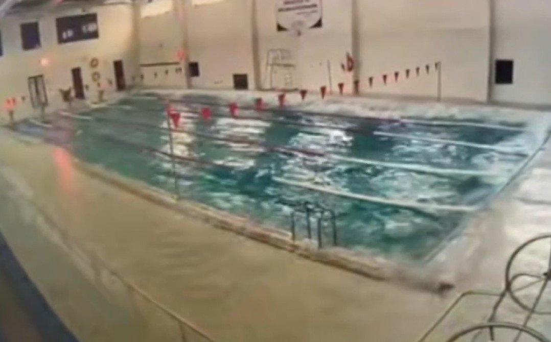 Depremin şiddetiyle havuzda tsunami meydana geldi