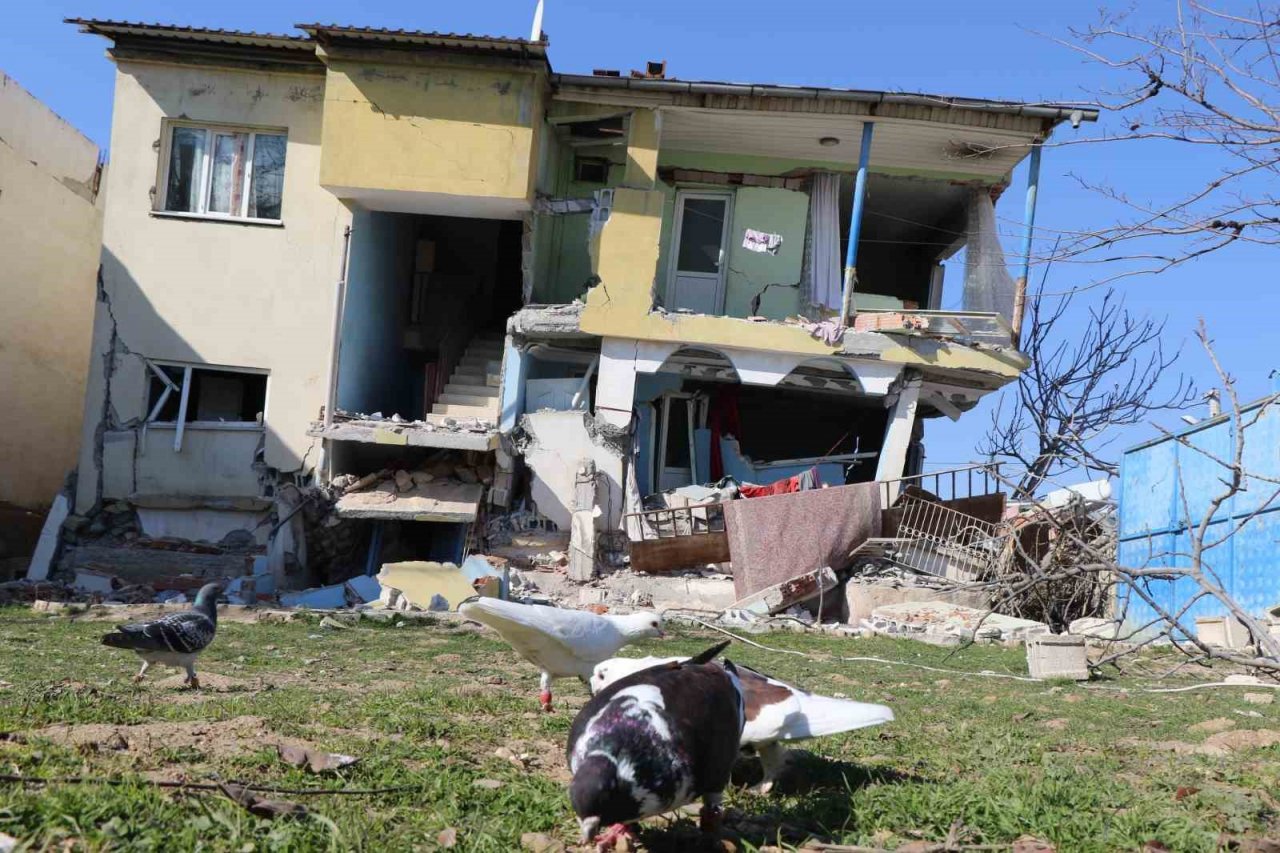 Depremlerde en fazla hasar alan ilçelerin başında gelen Nurdağı, havadan görüntülendi