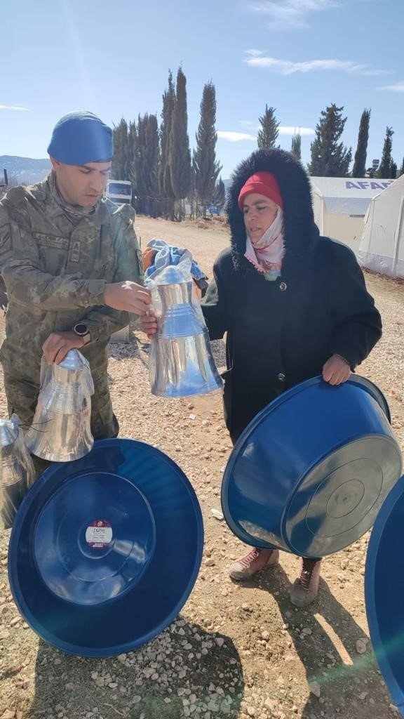 MSB: “Çocuklarımıza oyuncak, çikolata ve şeker dağıtmaya, yardım malzemelerini ailelerimize dağıtmaya devam ediyoruz”