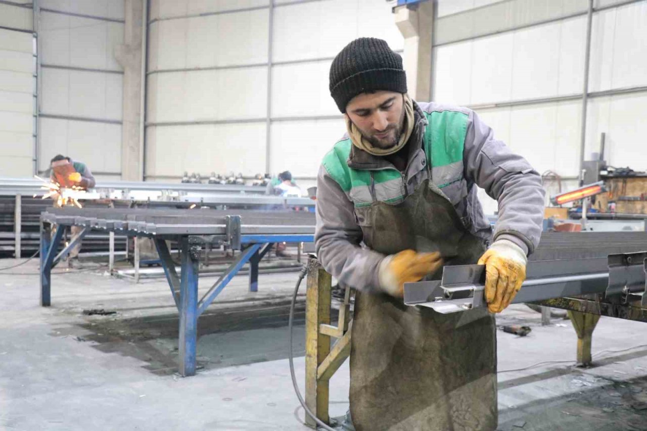 Aksaray’da deprem bölgesi için konteyner üretimi