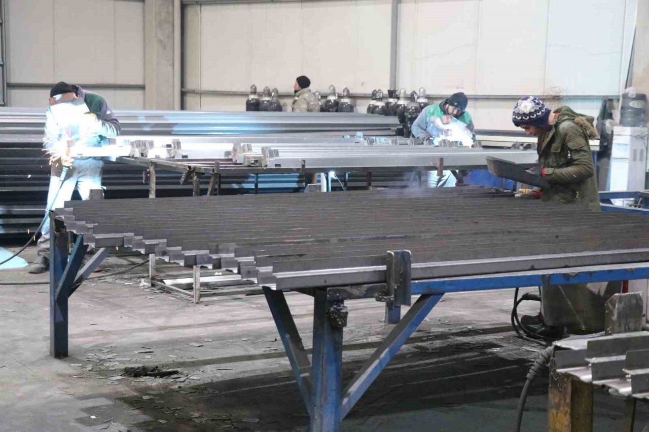 Aksaray’da deprem bölgesi için konteyner üretimi