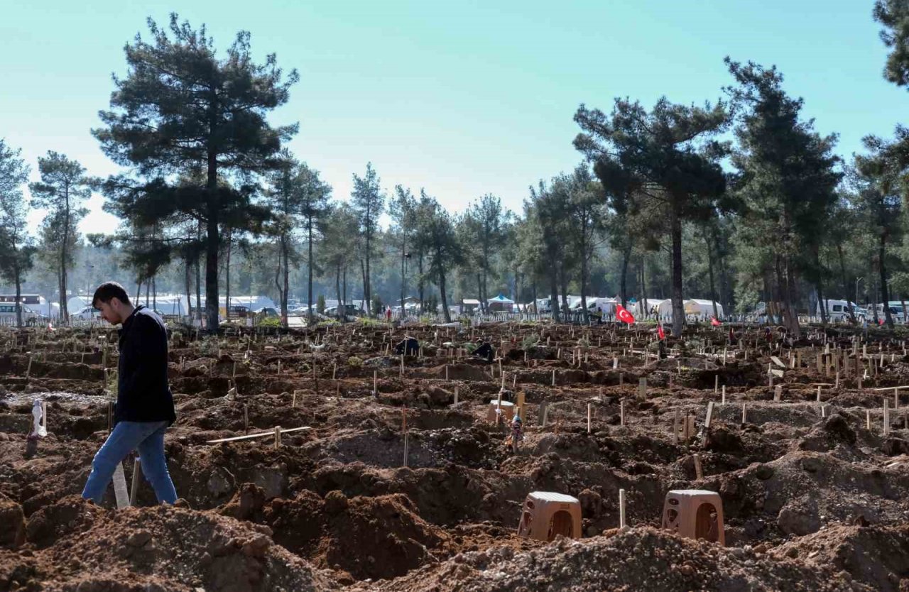 Kahramanmaraş acısını toprağa gömüyor
