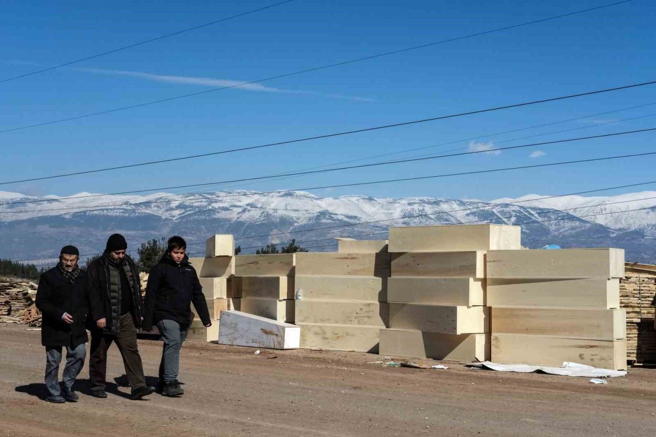 Kahramanmaraş acısını toprağa gömüyor