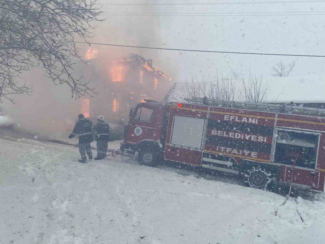 İki katlı ev alevlere teslim oldu