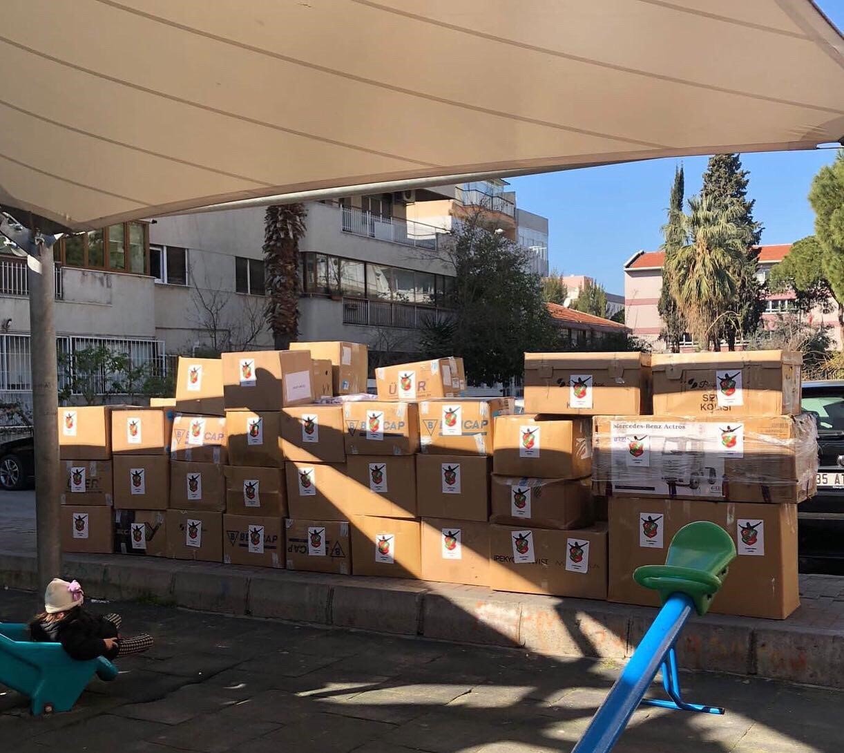 Karşıyakalı taraftarlardan depremzede çocuklar için bin 300 kaban