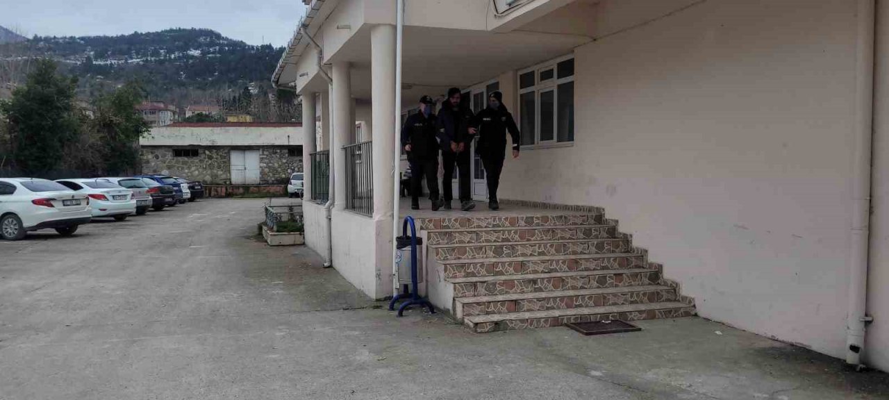 Oto teyp hırsızı parmak izinden yakalandı