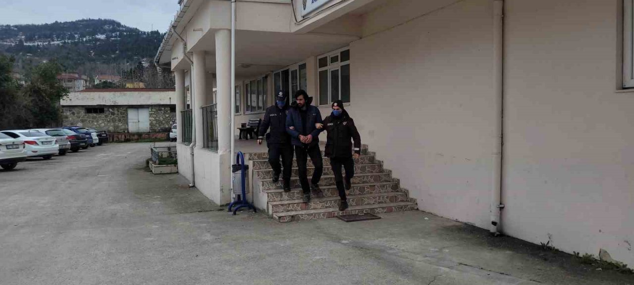 Oto teyp hırsızı parmak izinden yakalandı