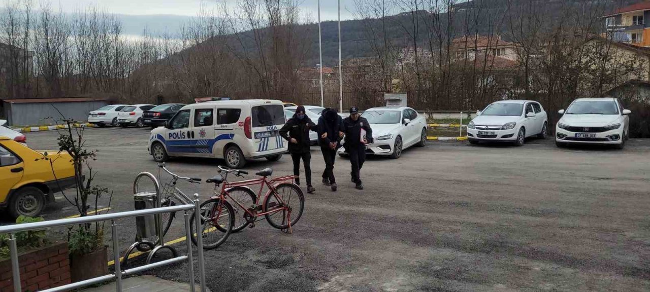 Oto teyp hırsızı parmak izinden yakalandı