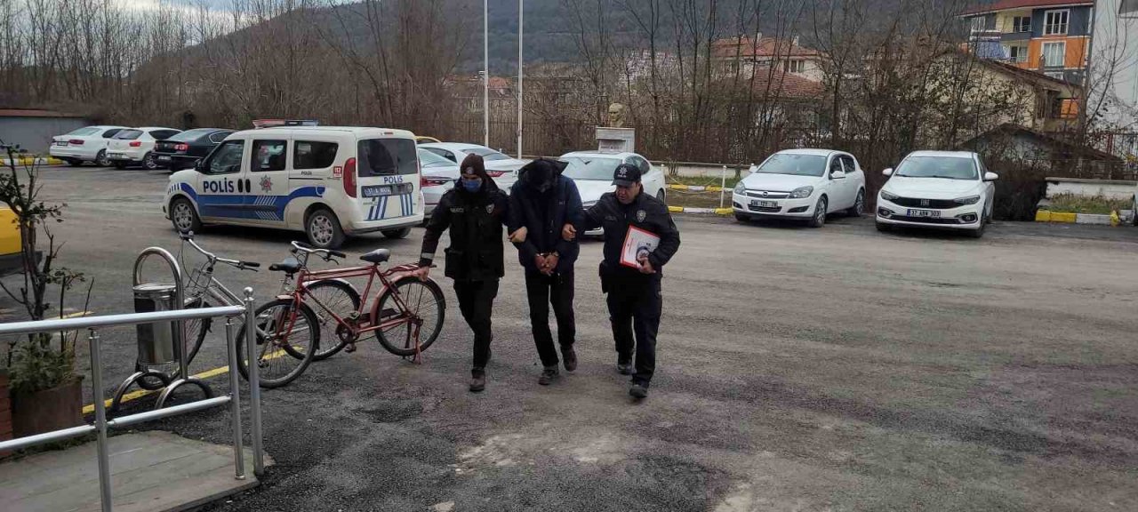 Oto teyp hırsızı parmak izinden yakalandı