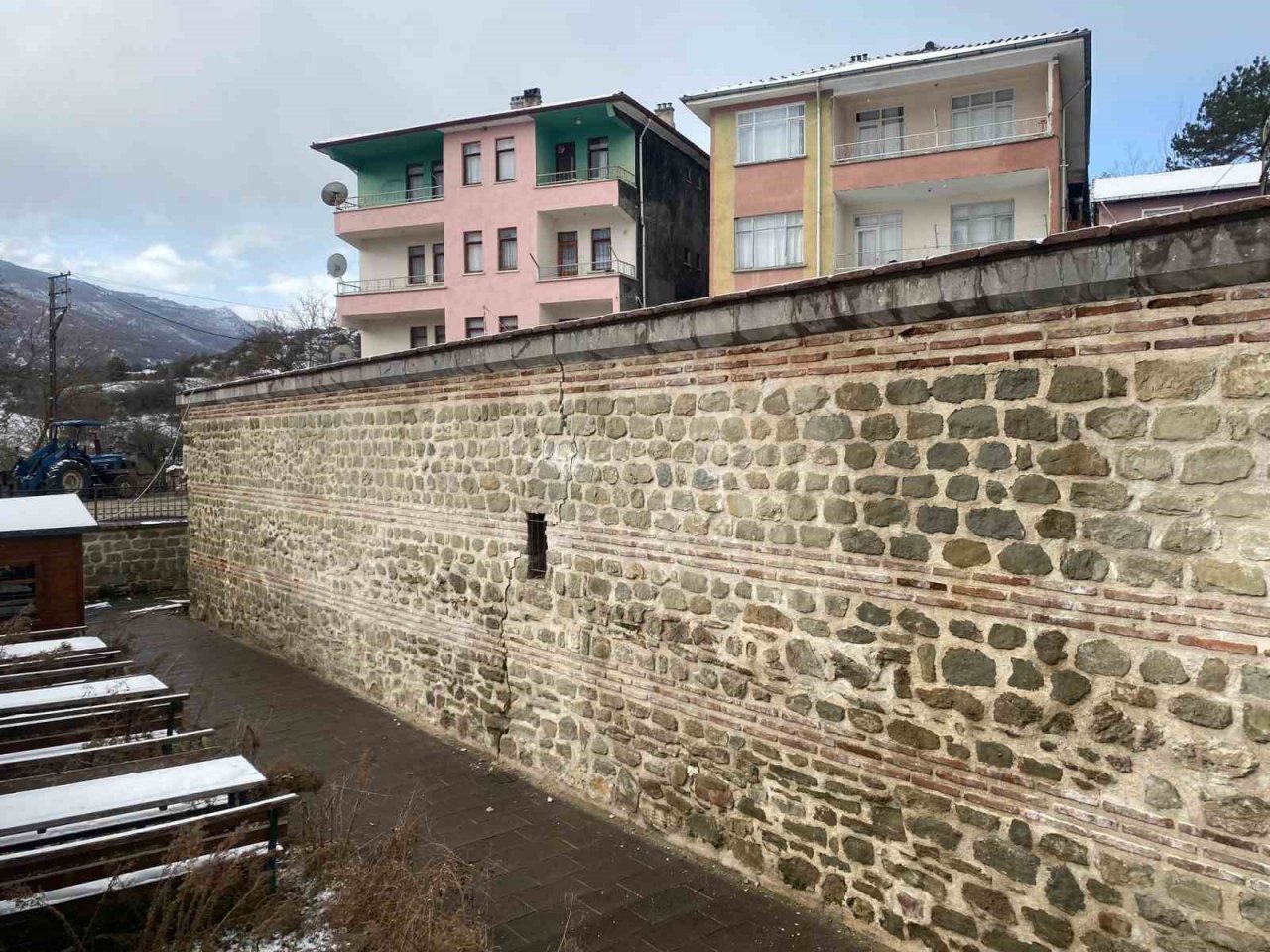 İki büyük deprem, 5 asırlık tarihi hanın duvarını çatlattı