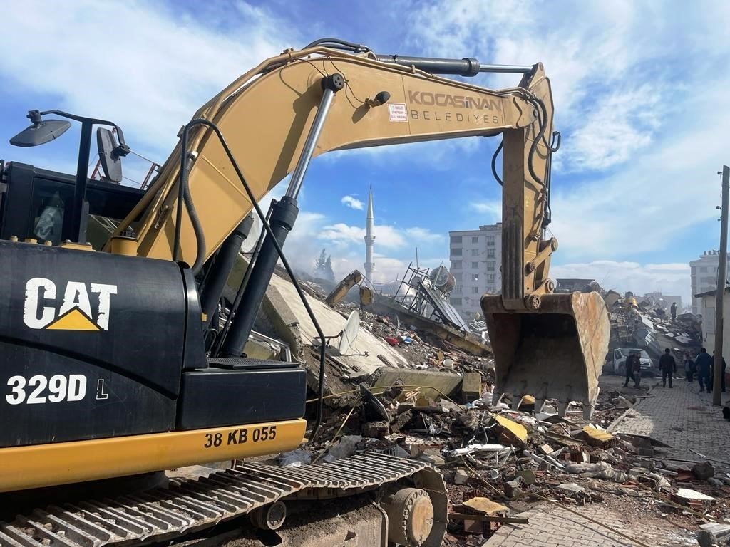 Başkan Çolakbayrakdar: "Yaraların en hızlı şekilde sarılması için var gücümüzle çalışıyoruz"