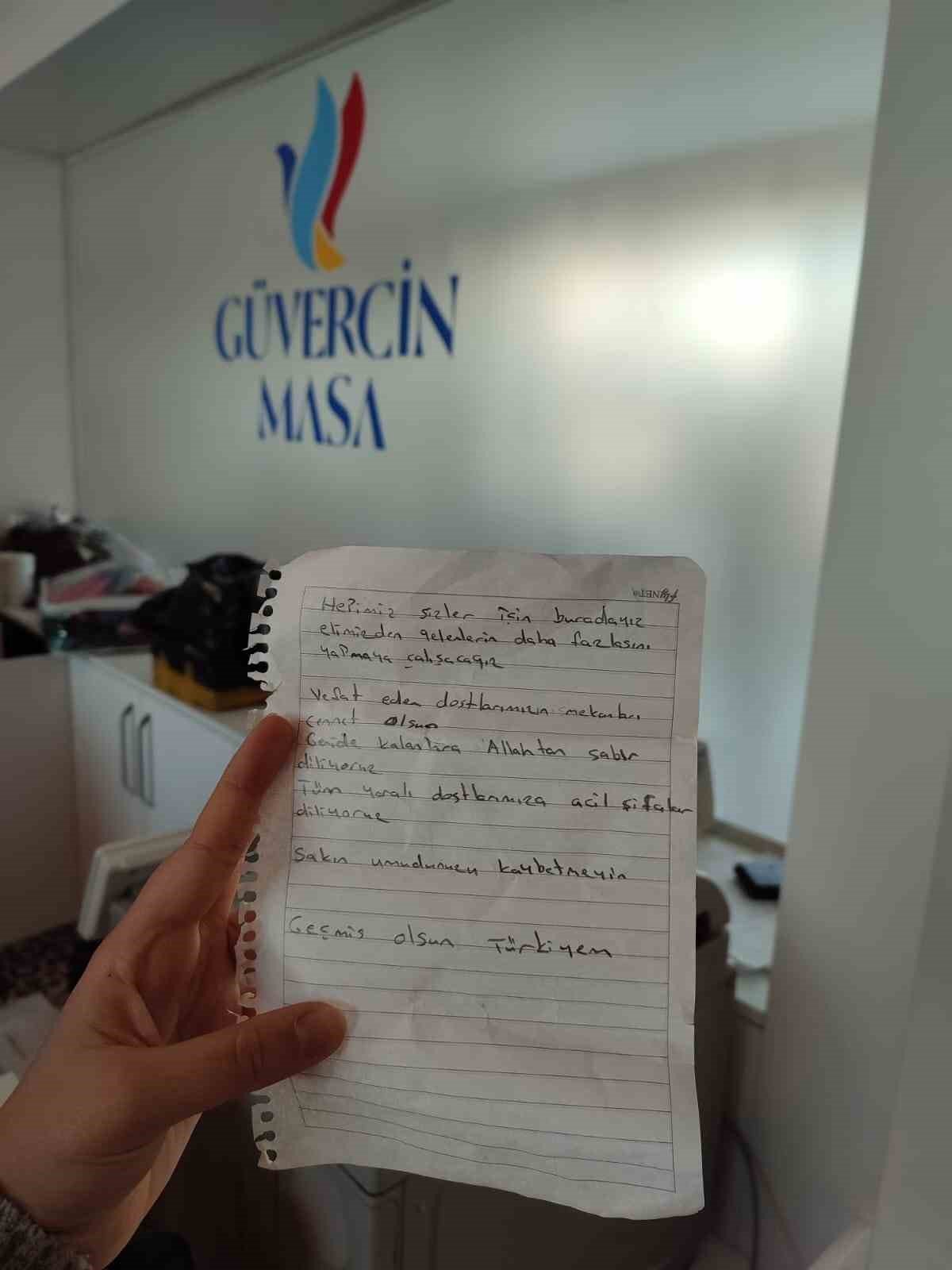 Kuşadası’nda çocuklardan depremzedeler için duygulandıran notlar