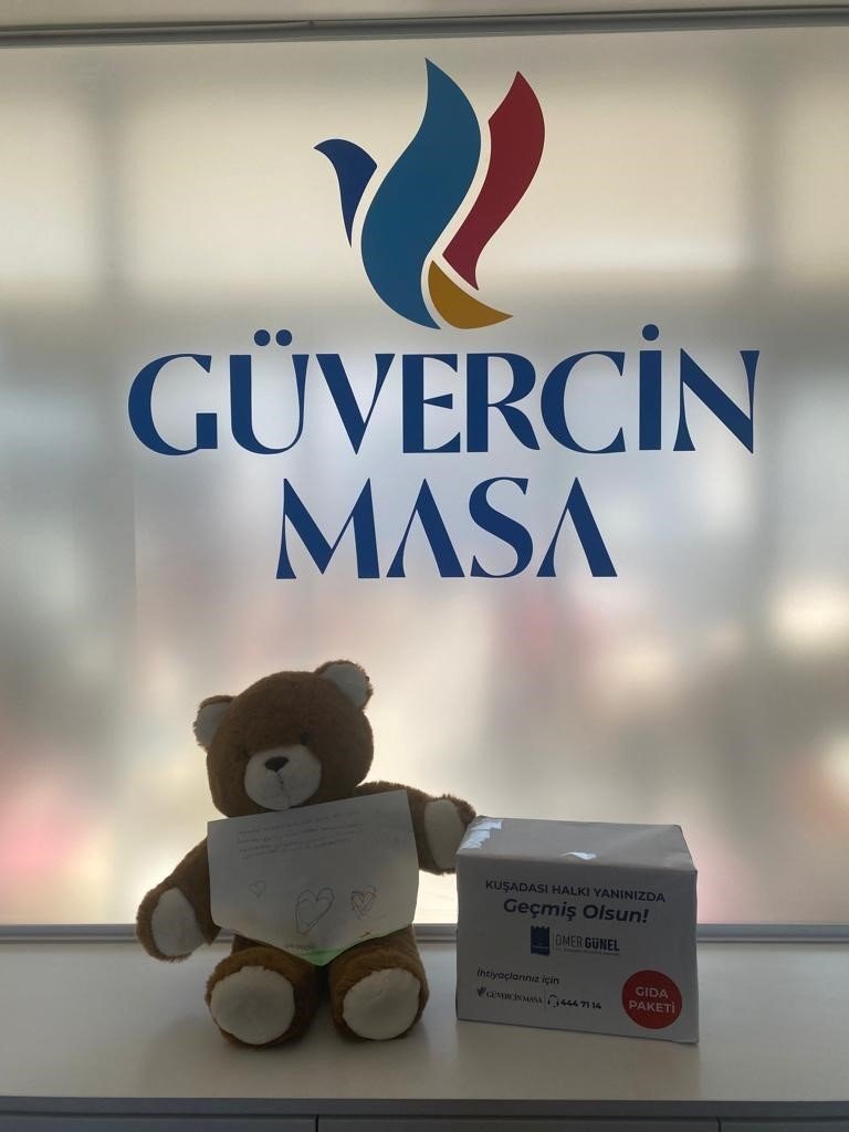 Kuşadası’nda çocuklardan depremzedeler için duygulandıran notlar