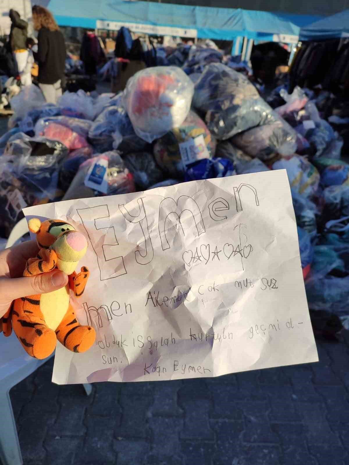 Kuşadası’nda çocuklardan depremzedeler için duygulandıran notlar