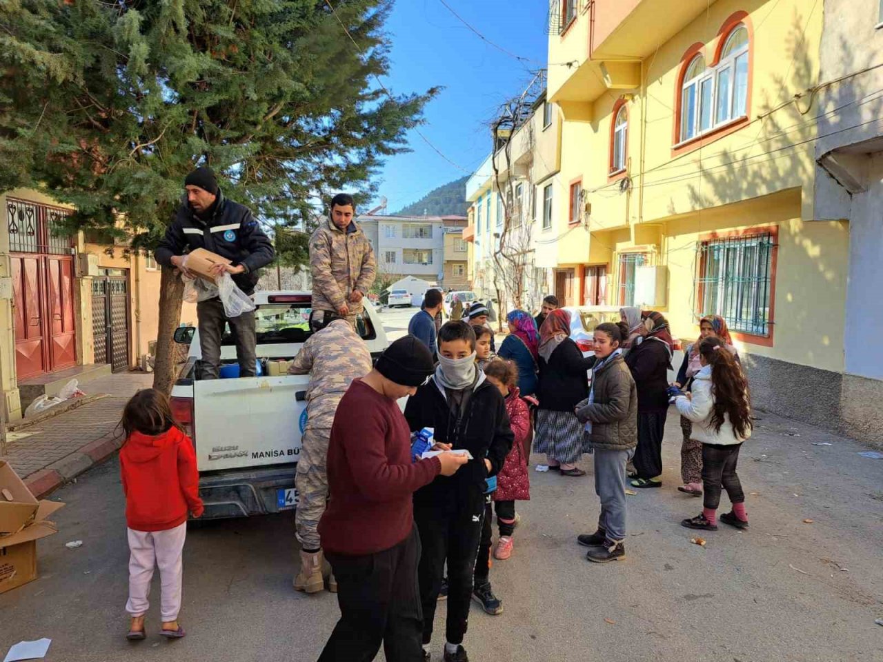 Manisa depremzedeleri kucaklıyor