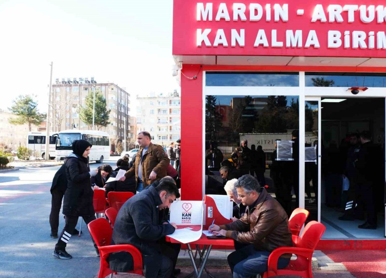 Artuklu Üniversitesinin deprem destek çalışmaları kan bağışıyla sürüyor