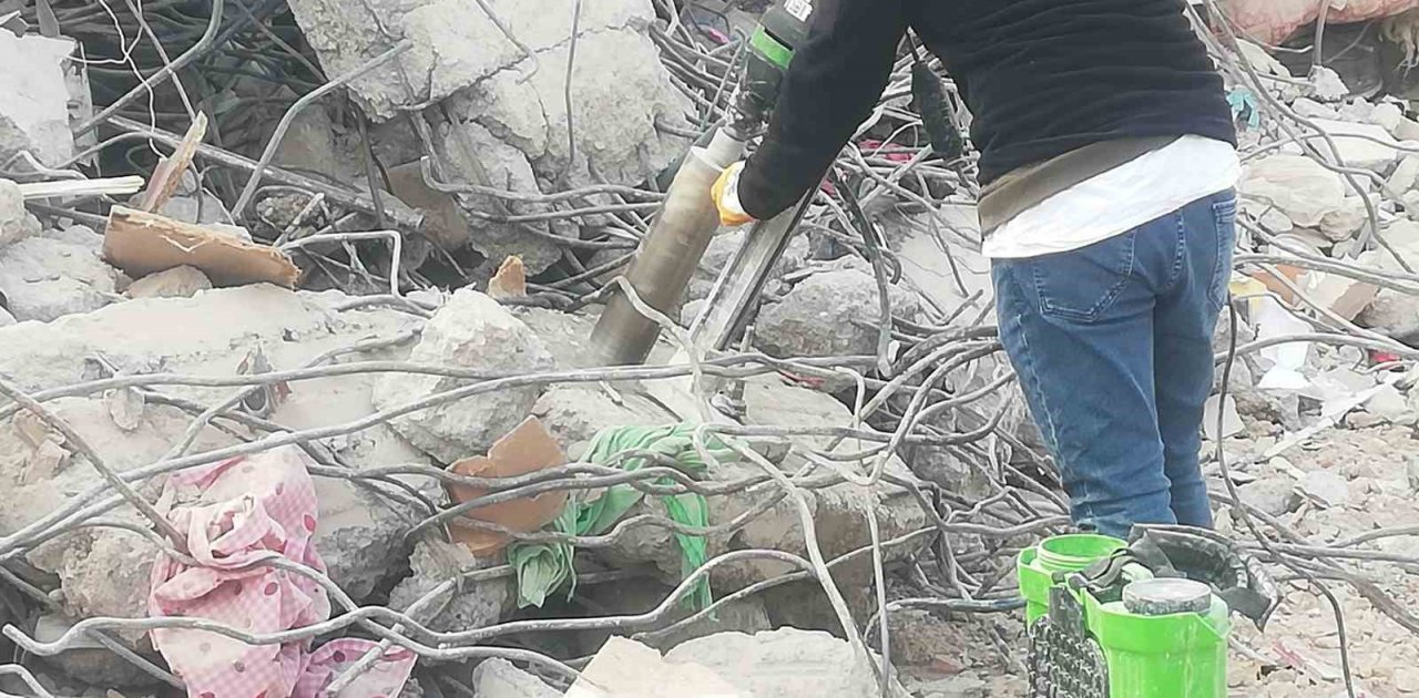 Adıyaman’daki enkazlardan karot örneği alınıyor