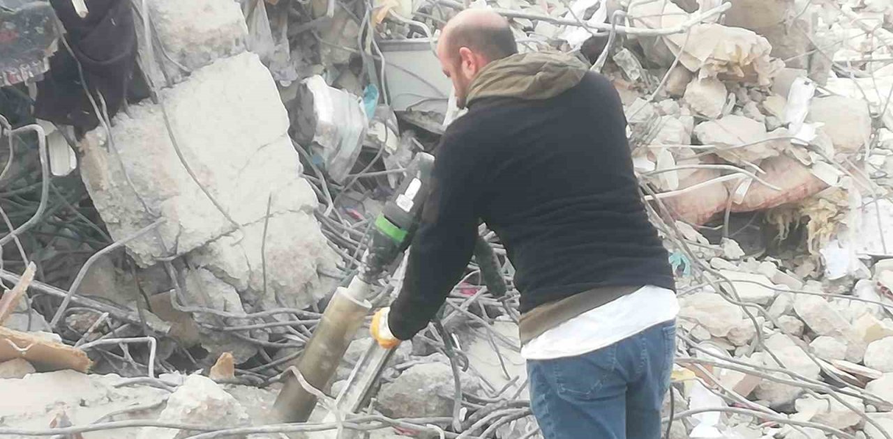 Adıyaman’daki enkazlardan karot örneği alınıyor